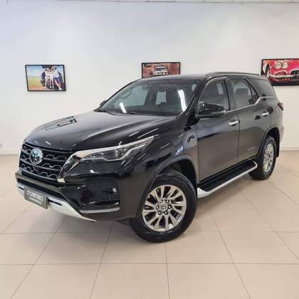 TOYOTA HILUX SW4 2.8 D-4D TURBO DIESEL SRX 7L 4X4 AUTOMÁTICO TOYOTA HILUX SW4 2.8 D-4D TURBO DIESEL SRX 7L 4X4 AUTOMÁTICO